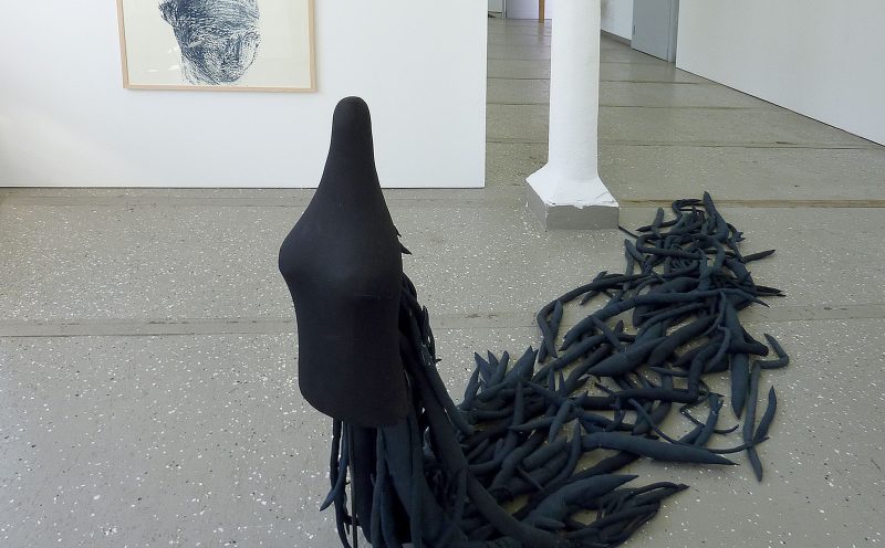 10 2011; 127 x 350 x 100 cm, Kleiderpuppe, Metallfuss, Stoff, Füllwatte, Nähgarn