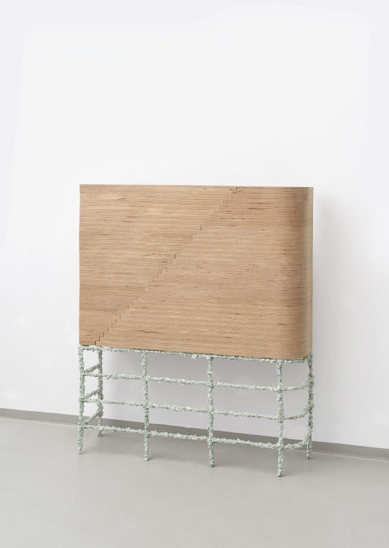 TV Jacques Derrida, 2009 - Metall, Gips, Pigment - 110 x 30 x 40 cm