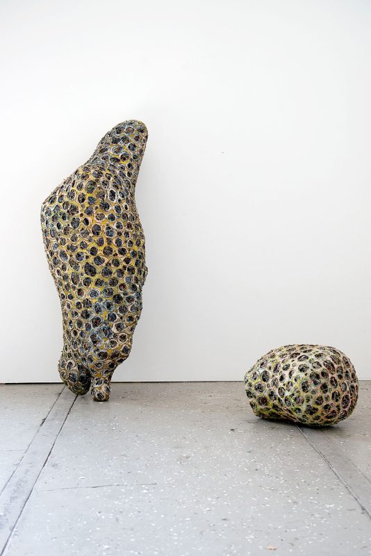 links: "Ynot" 2015; 170 x 60 x 60 cm; rechts: "Jimba" 2015; 50 x 50 x 45 cm